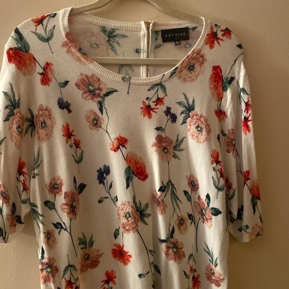 Premise colorful short sleeve sweater top. Cute back zipper. XL